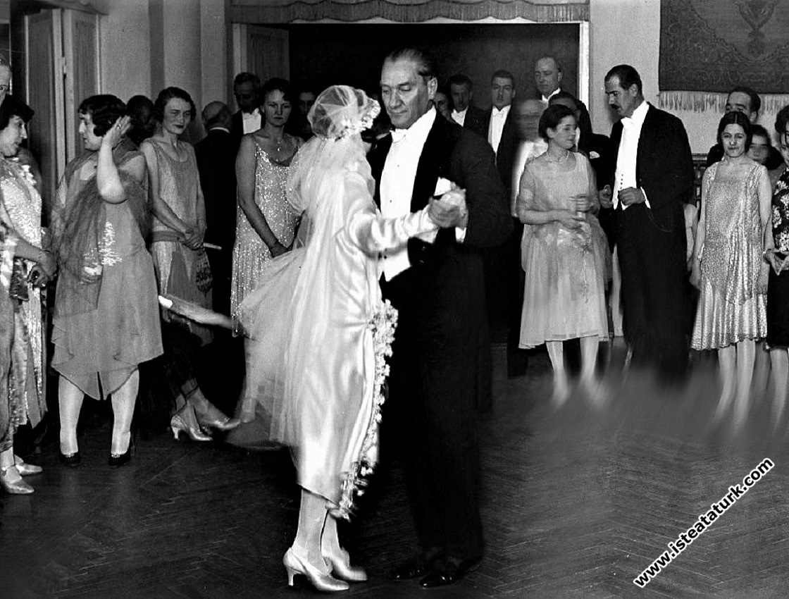 Mustafa Kemal Atatürk, bir davette dans ederken